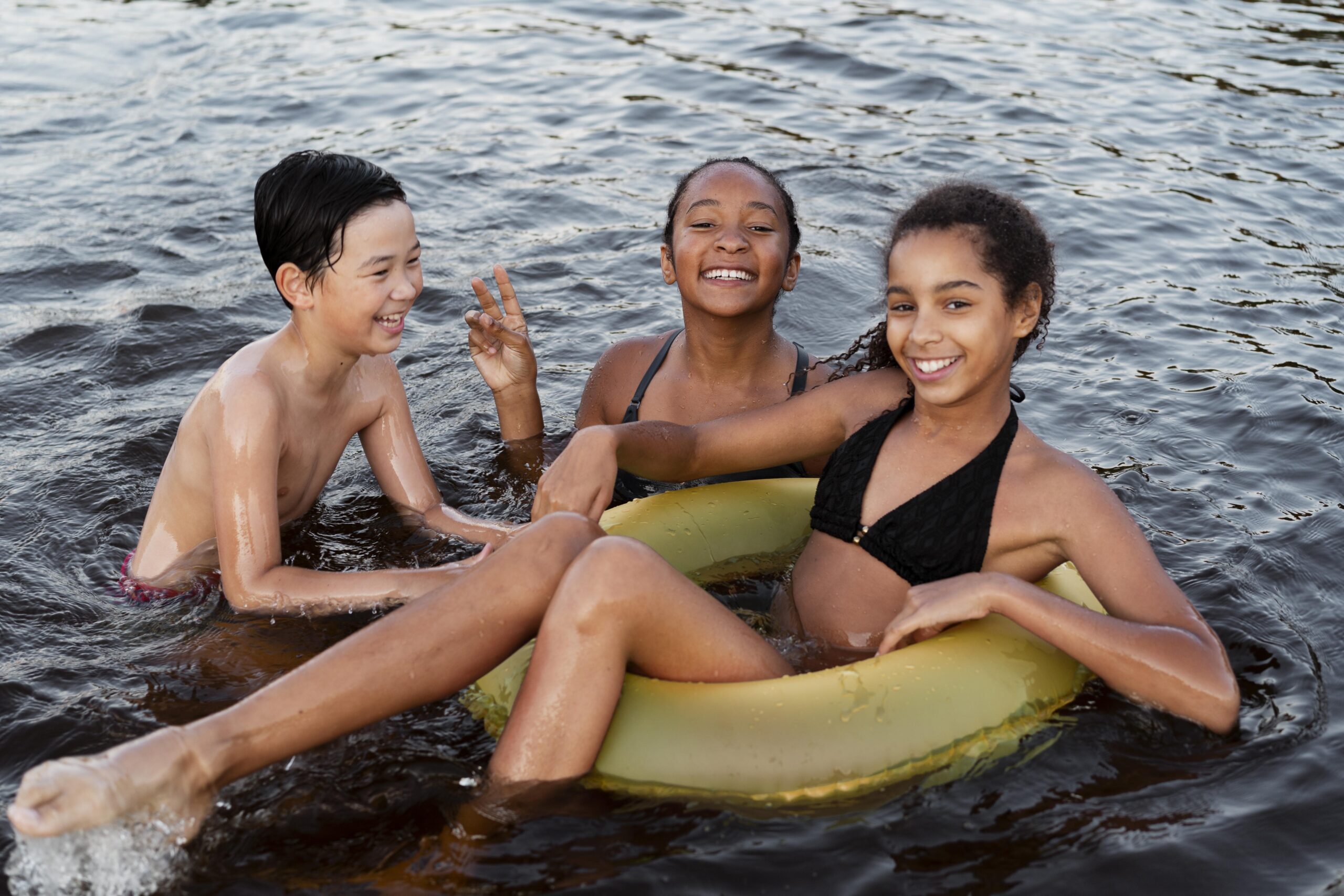 Enfants qui jouent dans l'eau